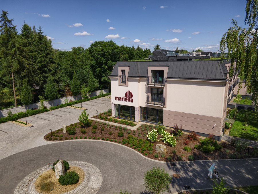 Budynek hotelowy i jego otoczenie