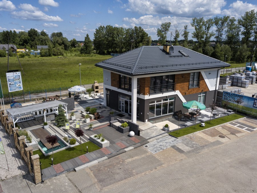 Budynek usługowy i zagospodarowanie terenu