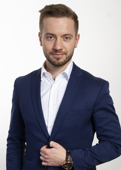 Portret w granatowej marynarce