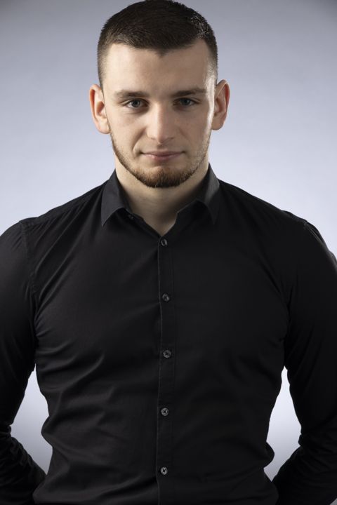 Portret biznesowy w czarnej koszuli