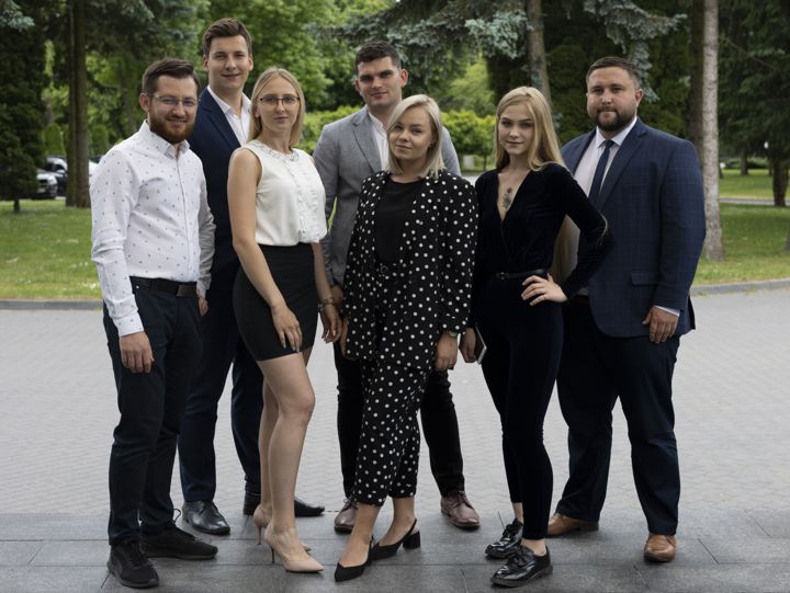 Zdjęcie grupowe uczestników w plenerze
