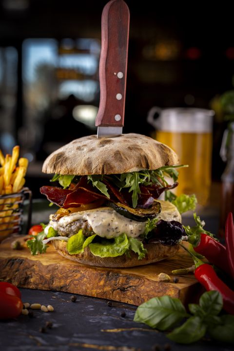 Burger w restauracyjnej aranżacji