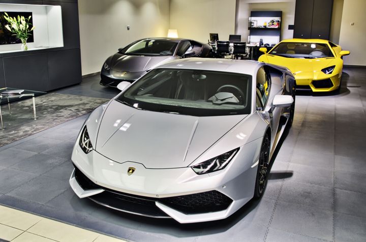 Samochody Lamborghini we wnętrzu salonu